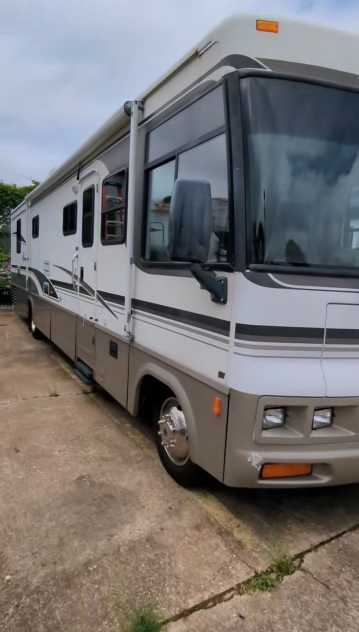 2002 Winnebago Adventurer, W22