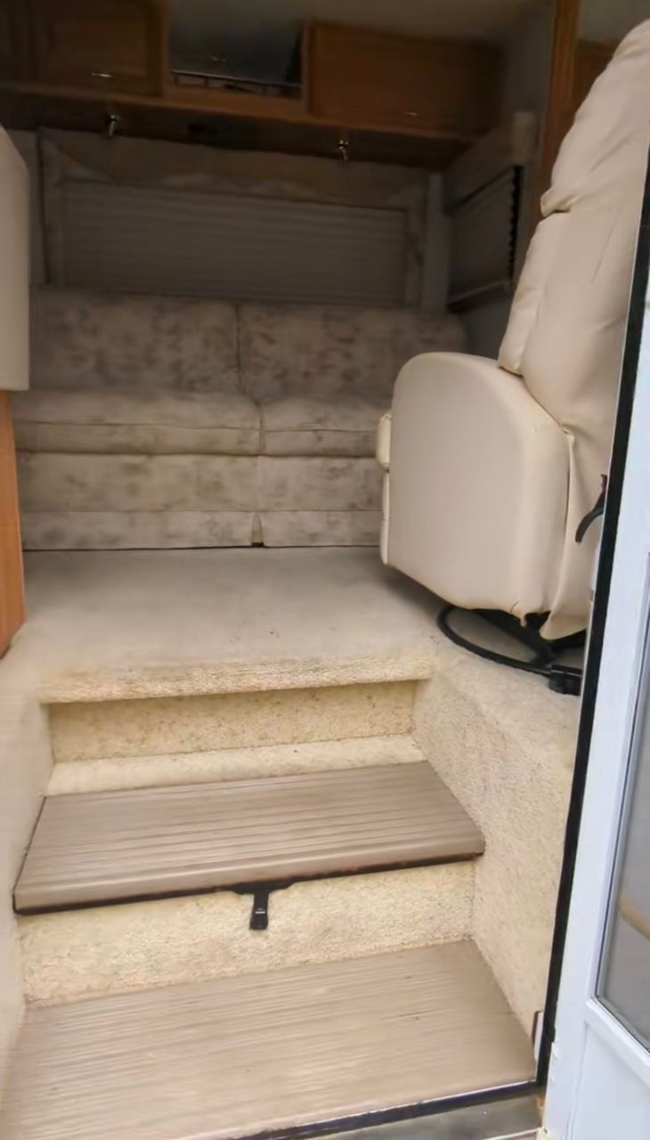 2002 Winnebago Adventurer, W22