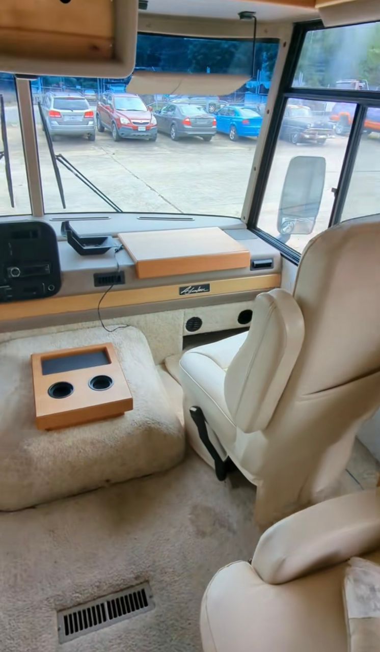 2002 Winnebago Adventurer, W22