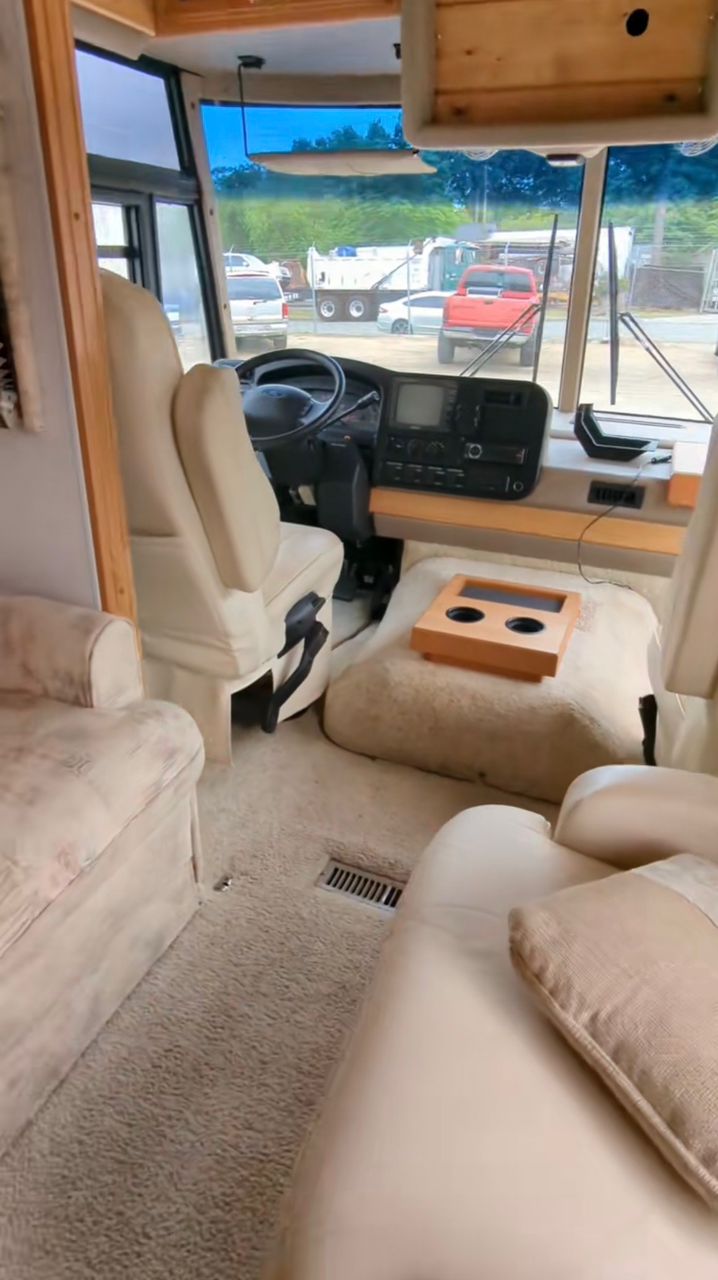 2002 Winnebago Adventurer, W22
