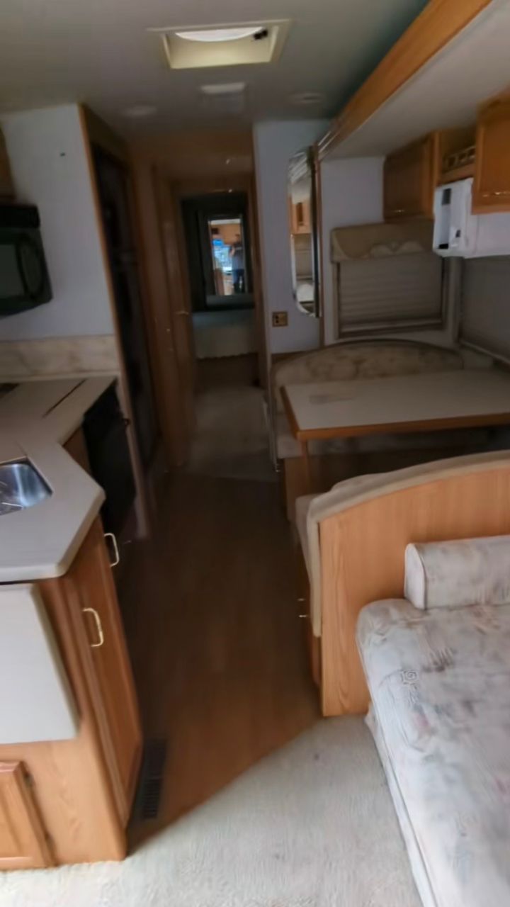 2002 Winnebago Adventurer, W22