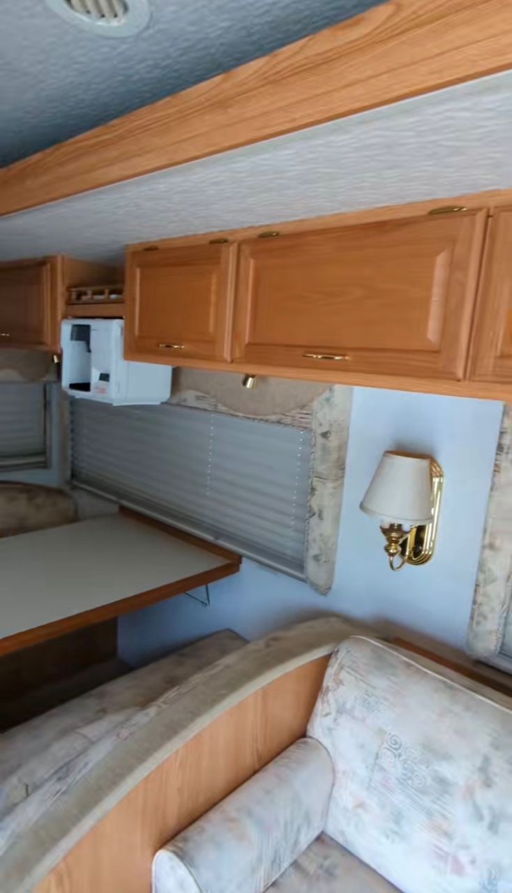 2002 Winnebago Adventurer, W22
