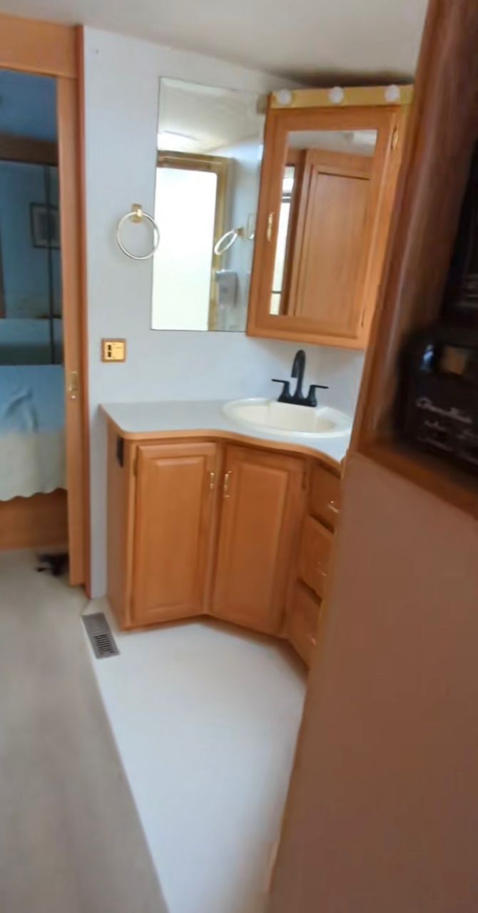 2002 Winnebago Adventurer, W22