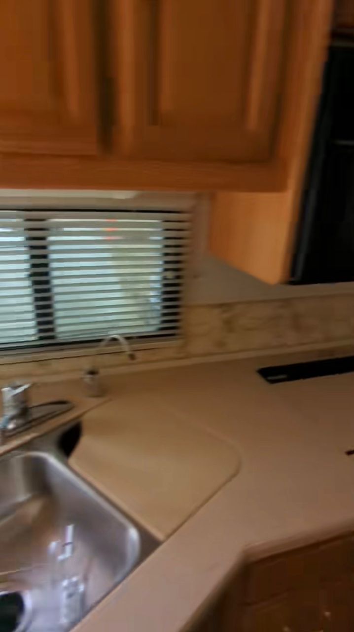 2002 Winnebago Adventurer, W22