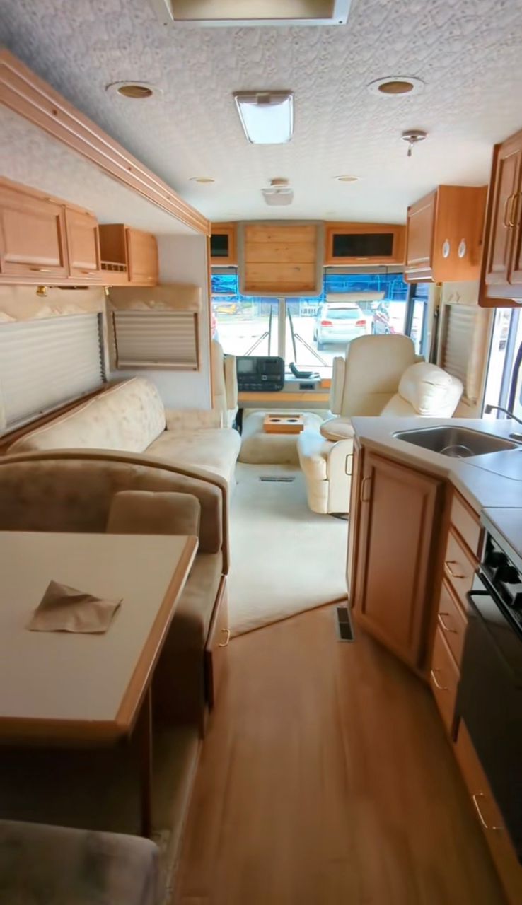 2002 Winnebago Adventurer, W22